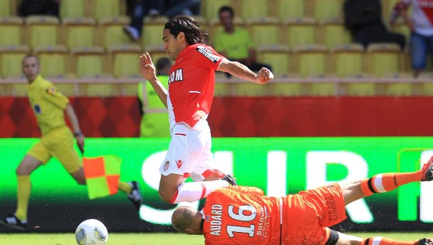 Le Colombien Radamel Falcao, de Monaco, efface le gardien de Lorient Fabien Audard en Ligue 1 le 15 septembre 2013 au stade Louis II