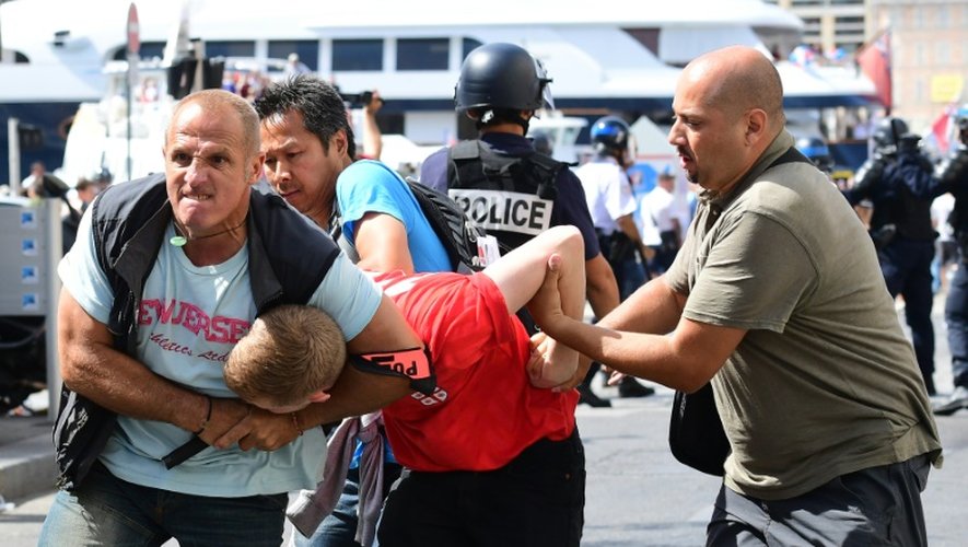 Un supporter anglais est interpellé par la police à Marseille le 11 juin 2016 avant le match entre l'Angleterre et la Russie