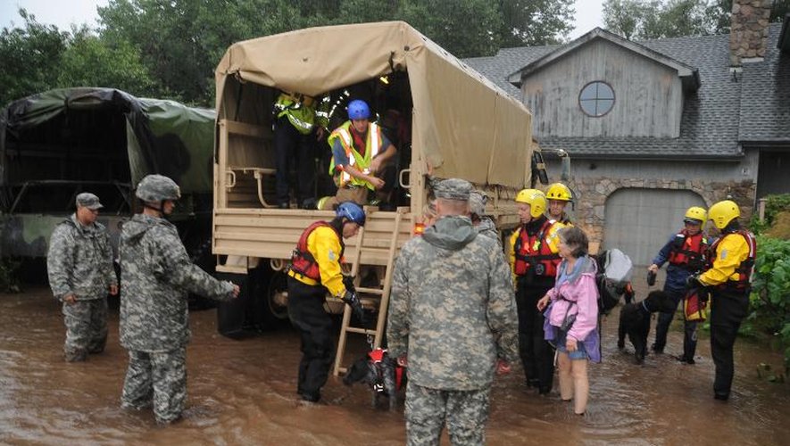 Des militaires aident des sinistrés dans une zone inondée du Colorado le 13 septembre 2013