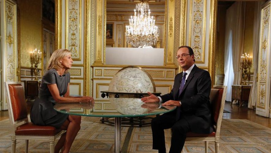 Le président François Hollande et la présentatrice de TF1 Claire Chazal le 15 septembre 2013 à Paris