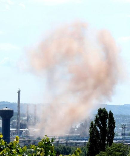 De la fumée au dessus de la filiale pétrochimique de Total  Total Petrochemicals France (TPF) après une explosion le 15 juillet 2009 à Carling