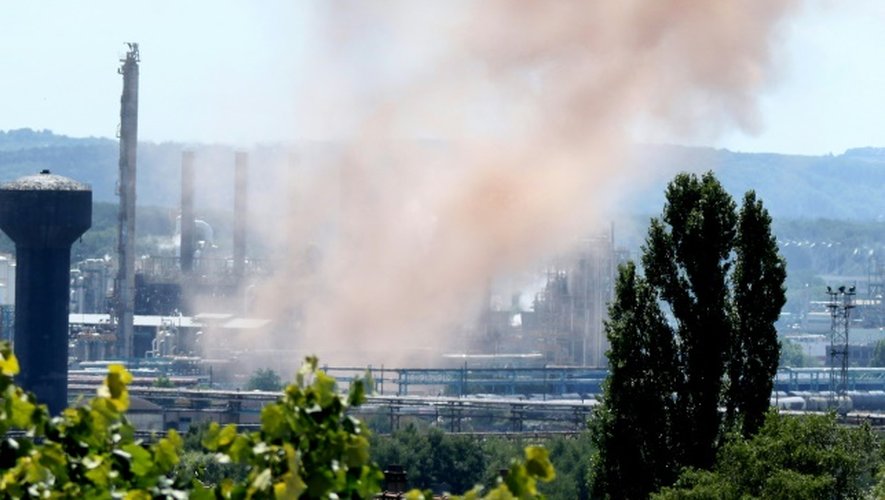 De la fumée au dessus de la filiale pétrochimique de Total  Total Petrochemicals France (TPF) après une explosion le 15 juillet 2009 à Carling