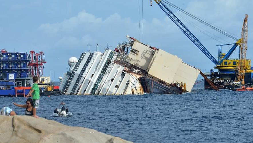 L'épave du paquebot Costa Concordia échoué dans le port du Giglio, le 15 septembre 2013 en Italie