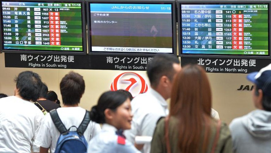 Des voyageurs attendent des informations sur l'annulation des vols en raison d'un typhon, le 16 septembre 2013 à l'aéroport de Tokyo