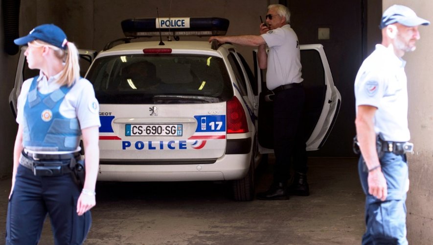 Un supporter anglais supposé impliqué dans les violences de samedi arrive avec des policiers le 13 juin 2016 au tribunal de Marseille