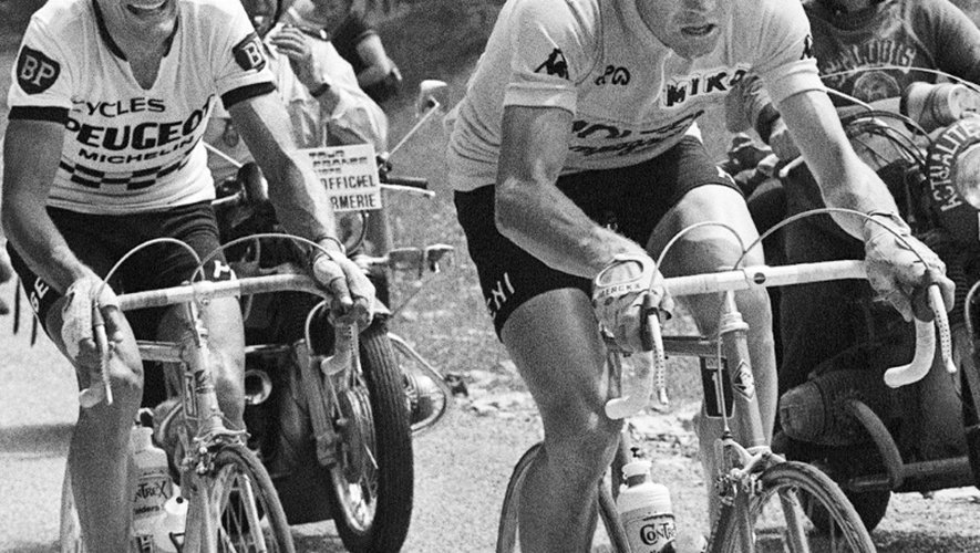 Le Français Bernard Thévenet (g) et le Belge  Eddy Merckx lors de la 15e étape du Tour de France 1975 entre Nice et Pra- Loup, le 13 juillet