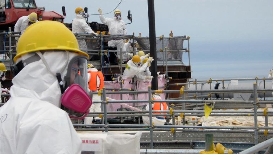 Photo publiée par Tepco le 18 juillet 2013 et montrant des ouvriers à l'oeuvre dans la centrale accidentée de Fukushima