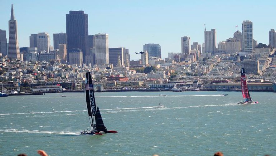Les spectateurs regardent depuis l'île d'Alcatraz, les bateaux Oracle Team USA (g) et le challenger néo-zélandais d'Emirates Team New Zealand, le 15 septembre 2013 dans la baie de San Francisco