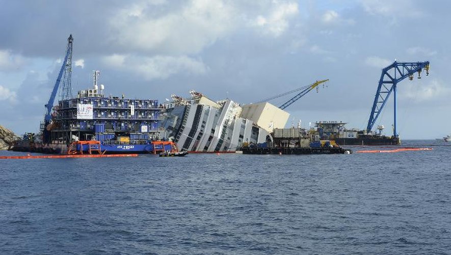 Opération de redressement de l'épave du Costa Concordia sur l'île du Giglio, le 16 septembre 2013 en Italie
