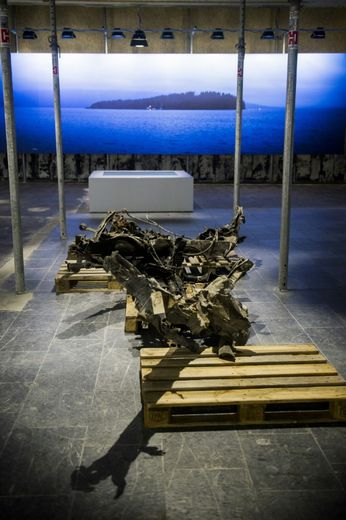 Des morceaux de la camionnette utilisée par Anders Behring Breivik exposés dans le centre consacré aux attaques qu'il a commises, le 22 juillet 2015 à Oslo