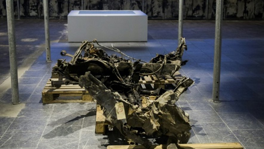 Des morceaux de la camionnette utilisée par Anders Behring Breivik exposés dans le centre consacré aux attaques qu'il a commises, le 22 juillet 2015 à Oslo