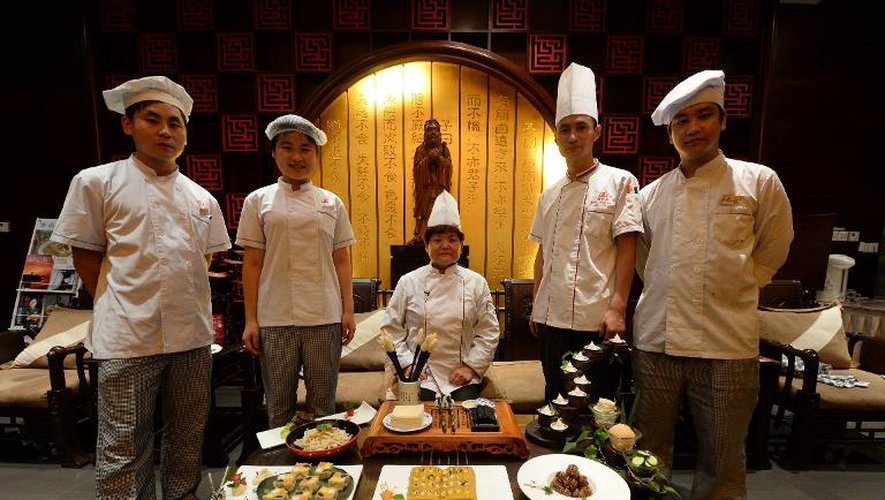 Des chefs spécialistes de la cuisine de Confucius dans un restaurant de Jinan, dans la province du Shandong, le 24 juillet 2013