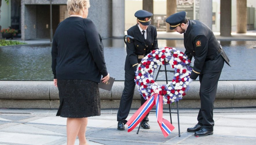 Le Premier ministre norvégien Erna Solberg participe à une commémoration des attaques d'Anders Behring Breivik, devant un bâtiment officiel à Oslo, le 22 juillet 2015