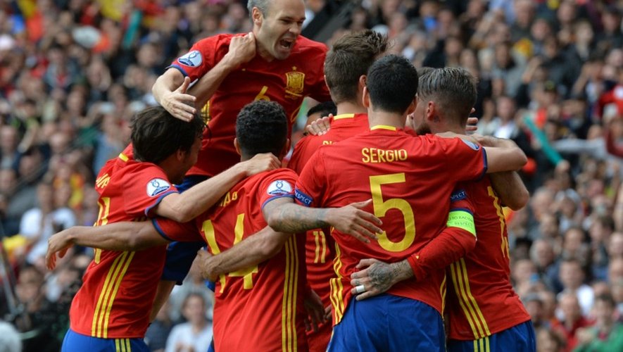 Les joueurs espagnols se congratulent après le but de Gerard Piqué contre la République tchèque, lors de l'Euro, le 13 juin 2016 à Toulouse