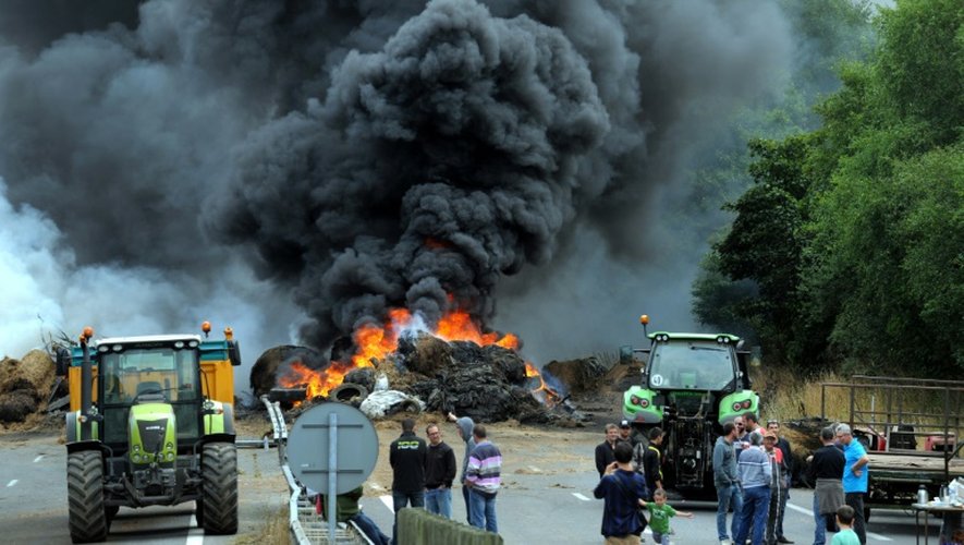 Des éleveurs en colère brûlent des pneus sur la route entre Morlaix et Brest, dans le Finistère, le 22 juillet 2015