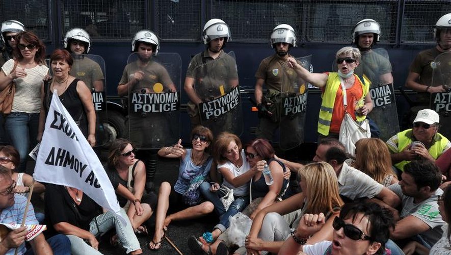 La police surveille des manifestants devant le ministère de la Réforme administrative, le 16 septembre 2013 à Athènes