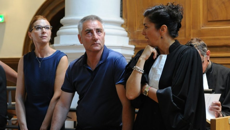 Les parents de Chloé Rodriguez et leur avocate Béatrice Lobier-Turpin à l'ouverture du procès, le 13 juin à Nîmes, en France
