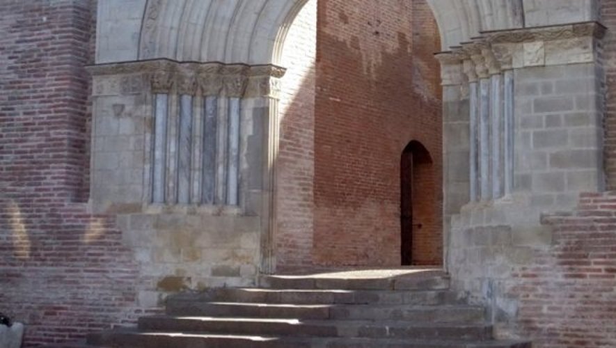 Le portail roman de l’église de Belpech.