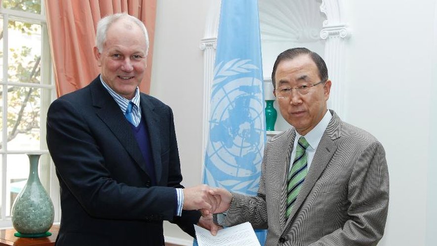 Photo fournie par l'ONU du professeur Aake Sellström (g)remettant un rapport sur l'utilisation d'armes chimiques en Syrie au secrétaire général de l'ONU Ban Ki-Moon, le 15 septembre 2013 à New York