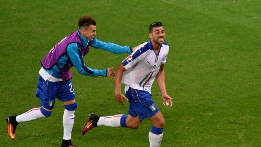 L'attaquant italien Graziano Pellè (d) fête son but contre la Belgique avec son coéquipier Stephan El Shaarawy, le 13 juin 2016 à Lyon