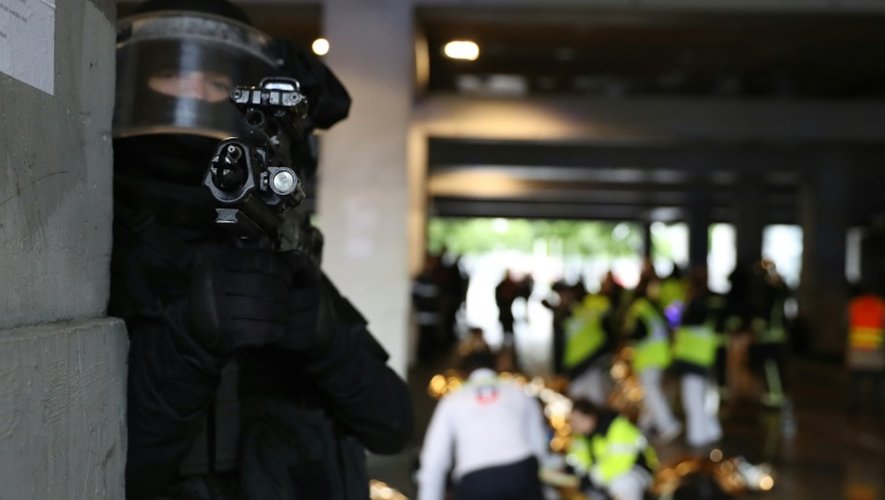 Des policiers du Raid lors d'un exercice d'entraînement le 31 mai 2016 au Stade de France à Saint-Denis
