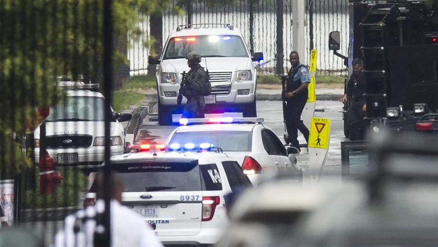 La police s'organise après une fusillade dans un immeuble de la Marine à Washington, le 16 septembre 2013