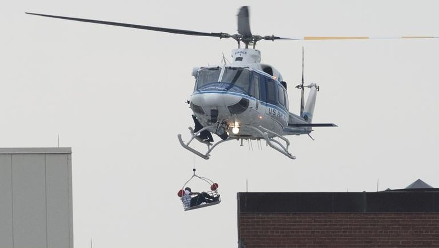 Une personne évacuée par hélicoptère après une fusillade dans un immeuble de la Marine, le 16 septembre 2013 à Washington