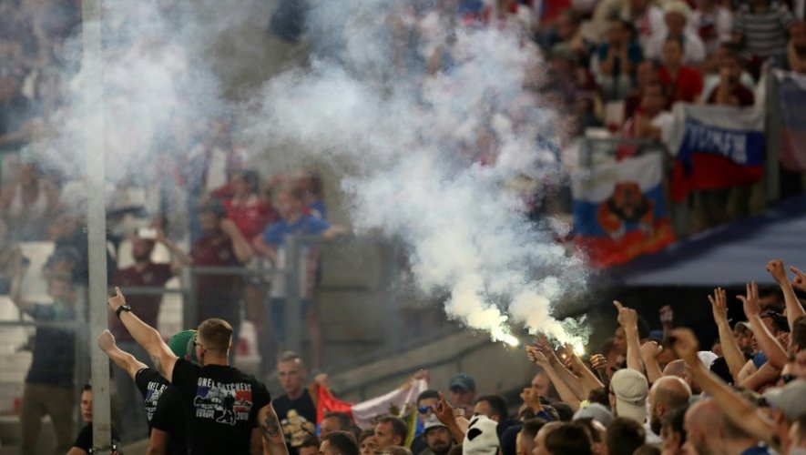 Des supporters russes avec des fumigènes et des feux de Bengale lors du match Angleterre Russie le 11 juin 2016 au stade Vélodrome à Marseille