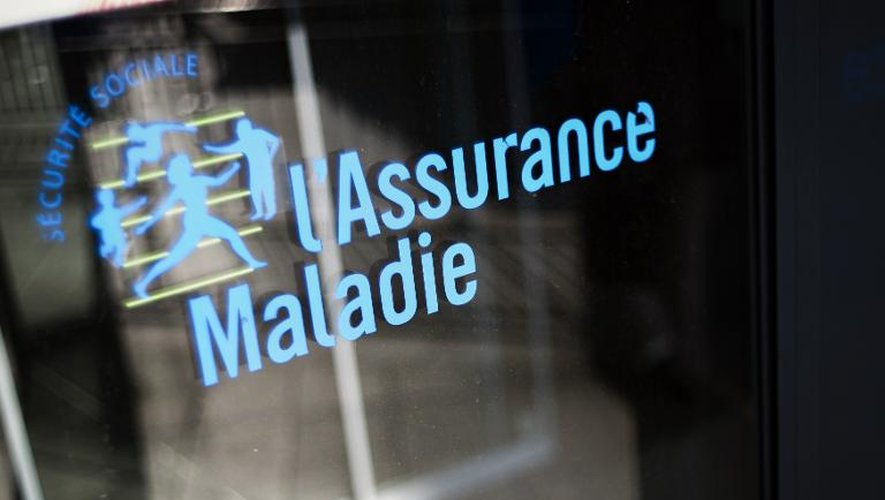 Logo de l'Assurance Maladie devant un bâtiment de la Caisse primaire d'Assurance Maladie (CPAM) le 23 octobre 2012 à Paris