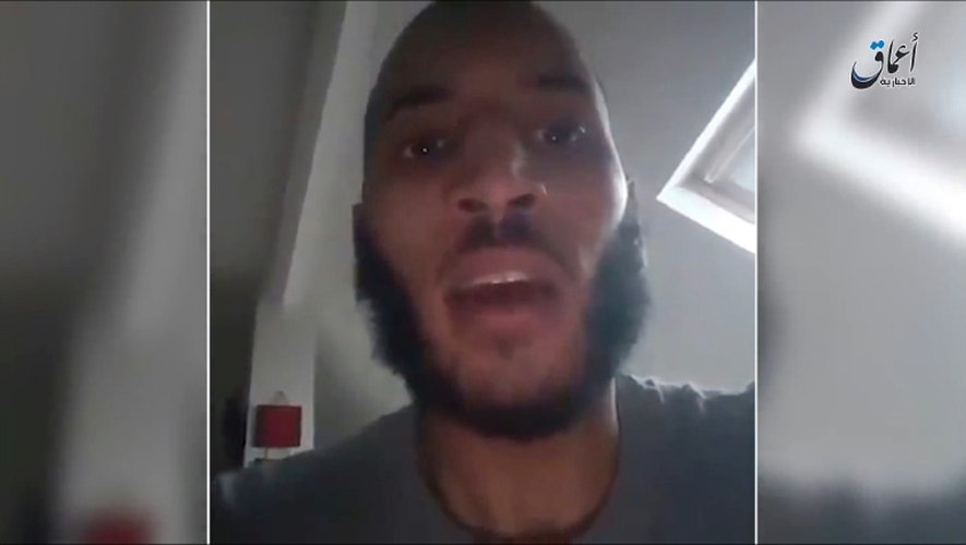 Image tirée le 14 juin 2016  d'une vidéo du site Aamaq News Agency affiliée au groupe Etat islamique, montrant Larossi Abballa parler devant une caméra