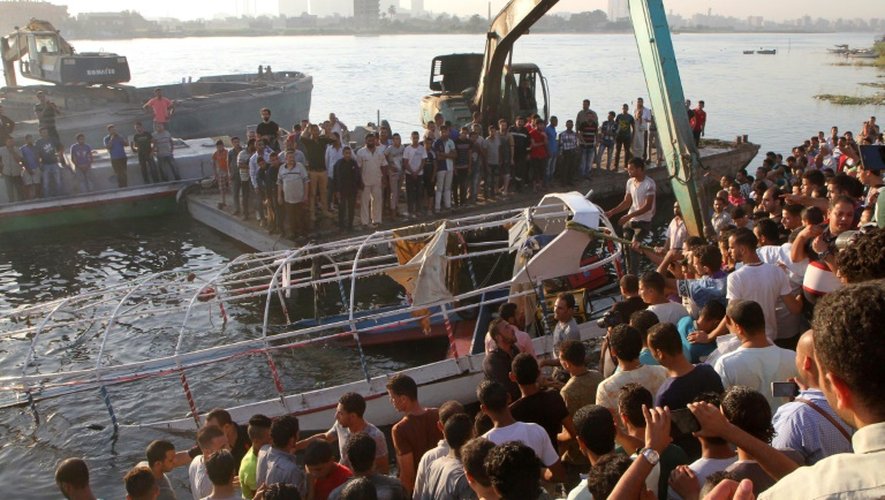 Des proches des victimes rassemblés sur la rive, peu après la mort de 18 personnes dans la collision d'un bateau de fête avec un cargo sur le Nil au nord du Caire, le 23 juillet 2015