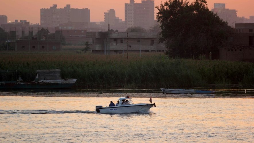 Des équipes de secours sur les lieux de la collision de deux bateaux qui a fait 18 morts sur le Nil, le 23 juillet 2015