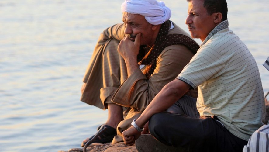 Des Egyptiens rassemblés sur la rive, peu après la mort de 18 personnes dans la collision d'un bateau de fête avec un cargo sur le Nil au nord du Caire, le 23 juillet 2015