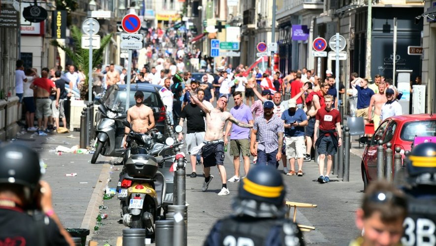 Face à face entre supporters et policiers à Marseille, le 11 juin 2016