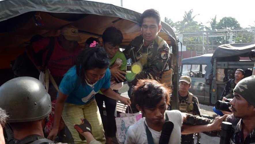 Des otages libérés par un assaut de l'armée philippine à Zamboanga le 17 septembre 2013