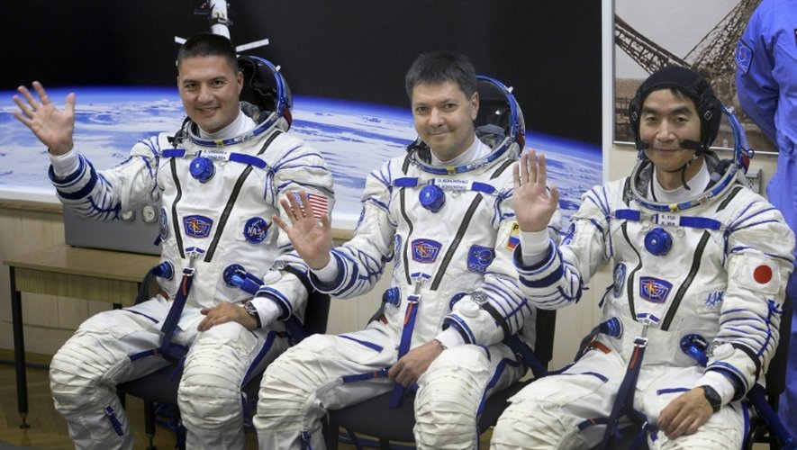 De G àD: les cosmonautes américain Kjell Lindgren, russe Oleg Kononenko et japonais Kimiya Yui, le 22 juillet 2015 avant de de rejoindre l'ISS à bord du vaisseau Soyouz à Baïkonour au Kazakhstan