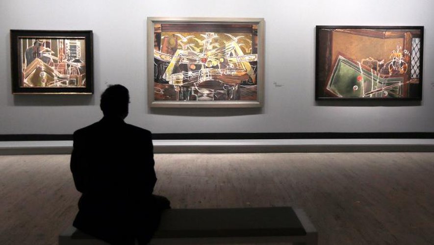 Trois versions de "Le billard", datant de 1945 (g), 1947/1949 (c) et 1944 (d), du peintre français Georges Braque, exposées au Grand Palais dans le cadre d'une rétrospective, le 16 septembre 2013, à Paris
