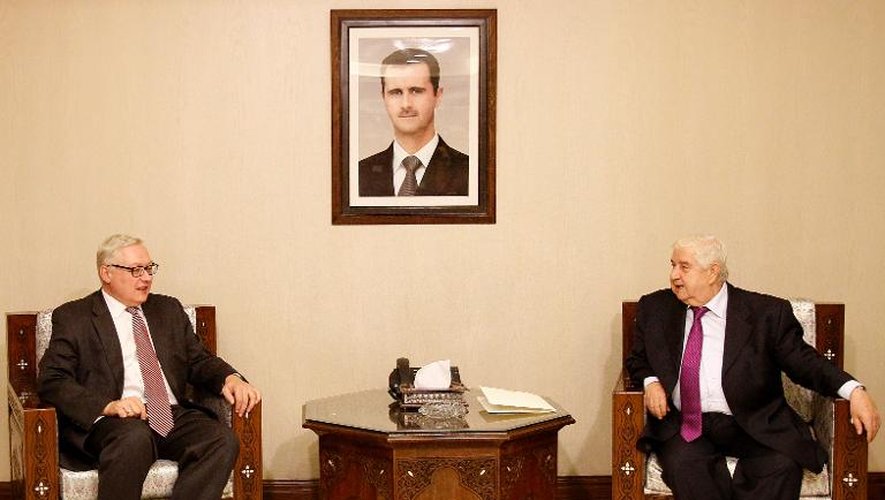 Le chef de la diplomatie syrienne Walid Mouallem (d) rencontre le vice-ministre russe des Affaires étrangères Sergueï Riabkov, le 17 septembre 2013 à Damas