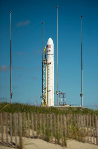 La fusée Antares et sa capsule non-habitée Cygnus, le 17 septembre 2013 au centre des vols de Wallops, en Virginie