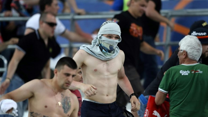 Des gens quittent le Stade Velodrome de Marseille après des heurts entre supporteurs russes et anglais le 11 juin 2016
