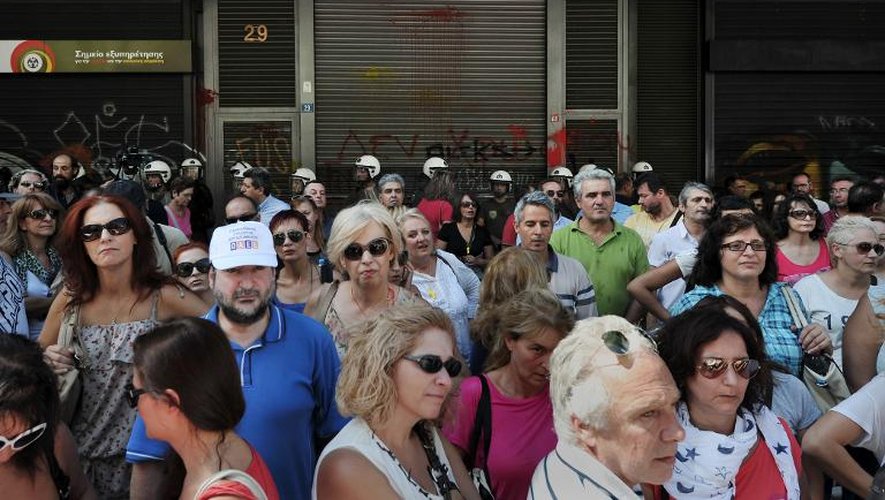 Des fonctionnaires grecs devant le ministère du travail, le 17 septembre 2013 à Athènes