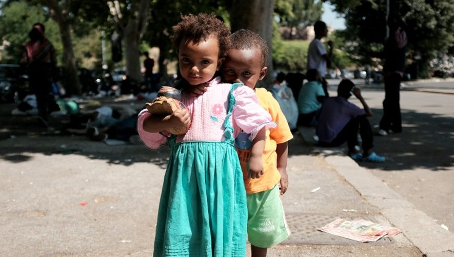 Des enfants migrants dans un campement improvisé devant la gare Tiburtina de Rome le 11 juin 2015