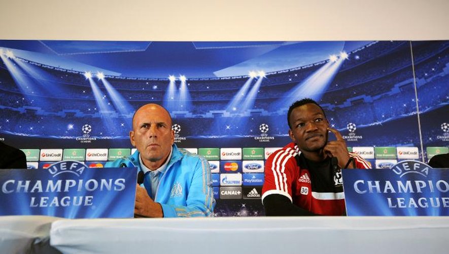 L'entraîneur de l'OM Elie Baup et son capitaine Steve Mandanda, en conférence de presse, le 17 septembre 2013 à Marseille