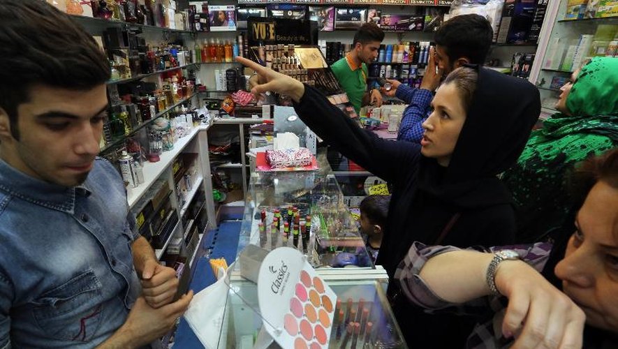 Le marché des cosmétiques est en plein boom en Iran. Ici, une parfumerie et magasin de cosmétiques au grand bazar de Téhéran, le 10 mai 2014