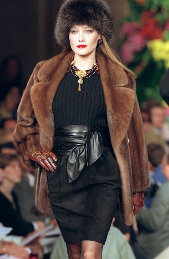Une mannequin défile dans un manteau Yves Saint-Laurent, le 10 juillet 1996 à Paris