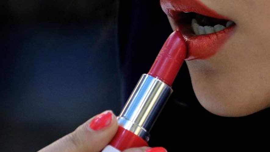 Essai de rouge à lèvres dans un magasin de Téhéran, le 6 mai 2014