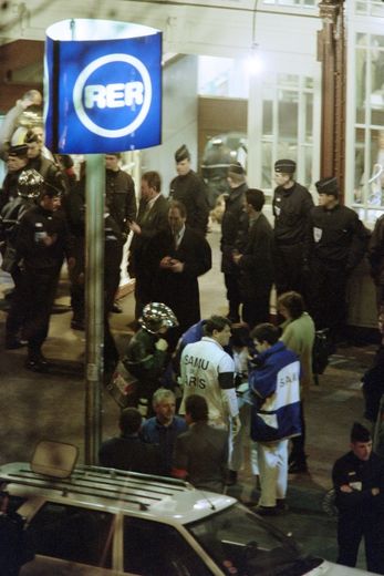 Des secouristes et des CRS sur les lieux de l'attentat de Port-Royal à Paris, le 3 décembre 1996