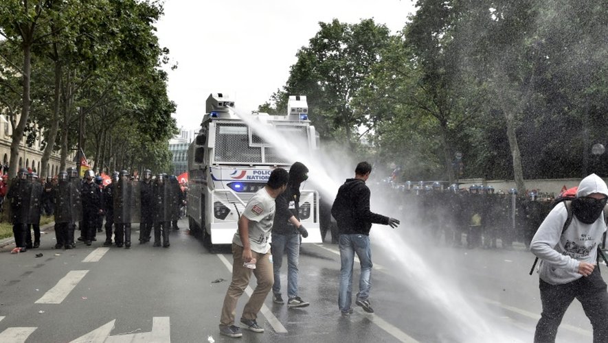 Un canon à eau utilisé lors de la manifestation contre la loi travail, le 14 juin 2016