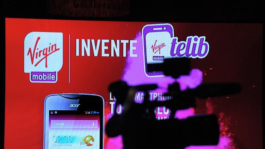 Présentation sur un écran des nouvelles offres de Virgin Mobile, le 18 septembre 2013 à Paris