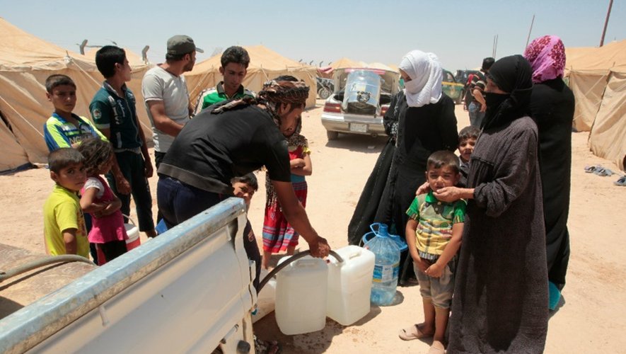 Des Irakiens s'approvisionnent en eau dans le camp pour déplacés de Amriyat al-Fallouja en Irak, le 14 juin 2016